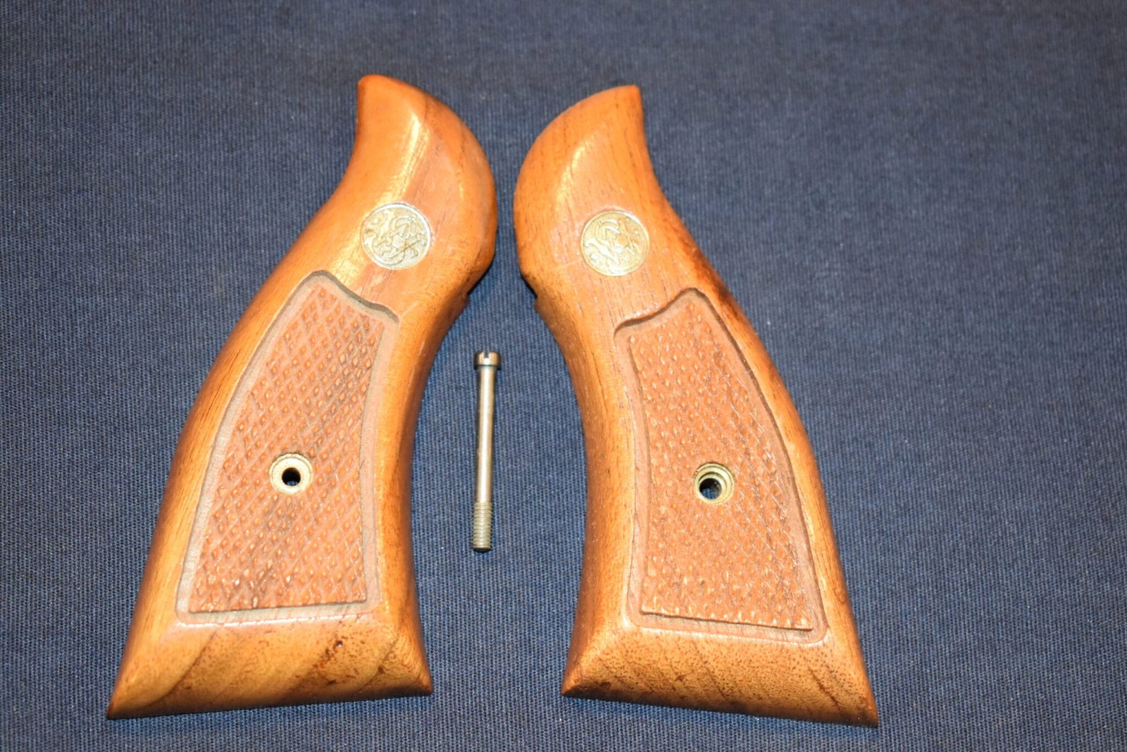 SMITH & WESSON K FRAME SQUARE BUTT FACTORY MAGNA GRIPS KSQPCM1