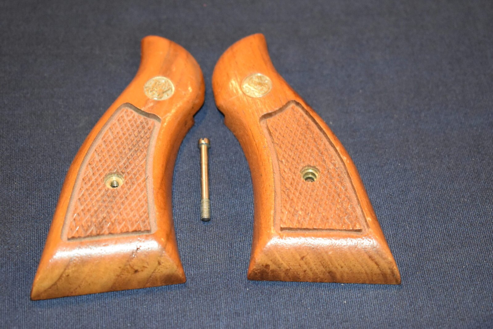 SMITH & WESSON K FRAME SQUARE BUTT FACTORY MAGNA GRIPS KSQPCM1 - Image 2