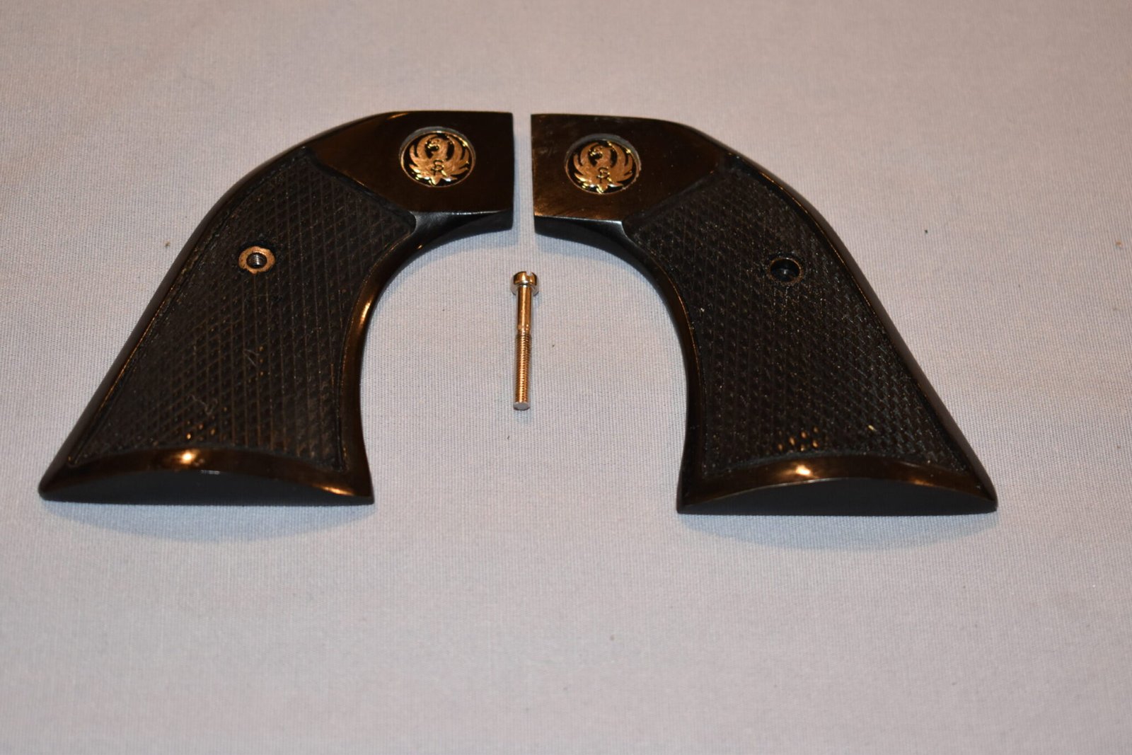 RUGER NEW MODEL BLACKHAWK OR OLD VAQUERO CHECKERED BUFFALO HORN GRIPS RBHBH13 - Image 2