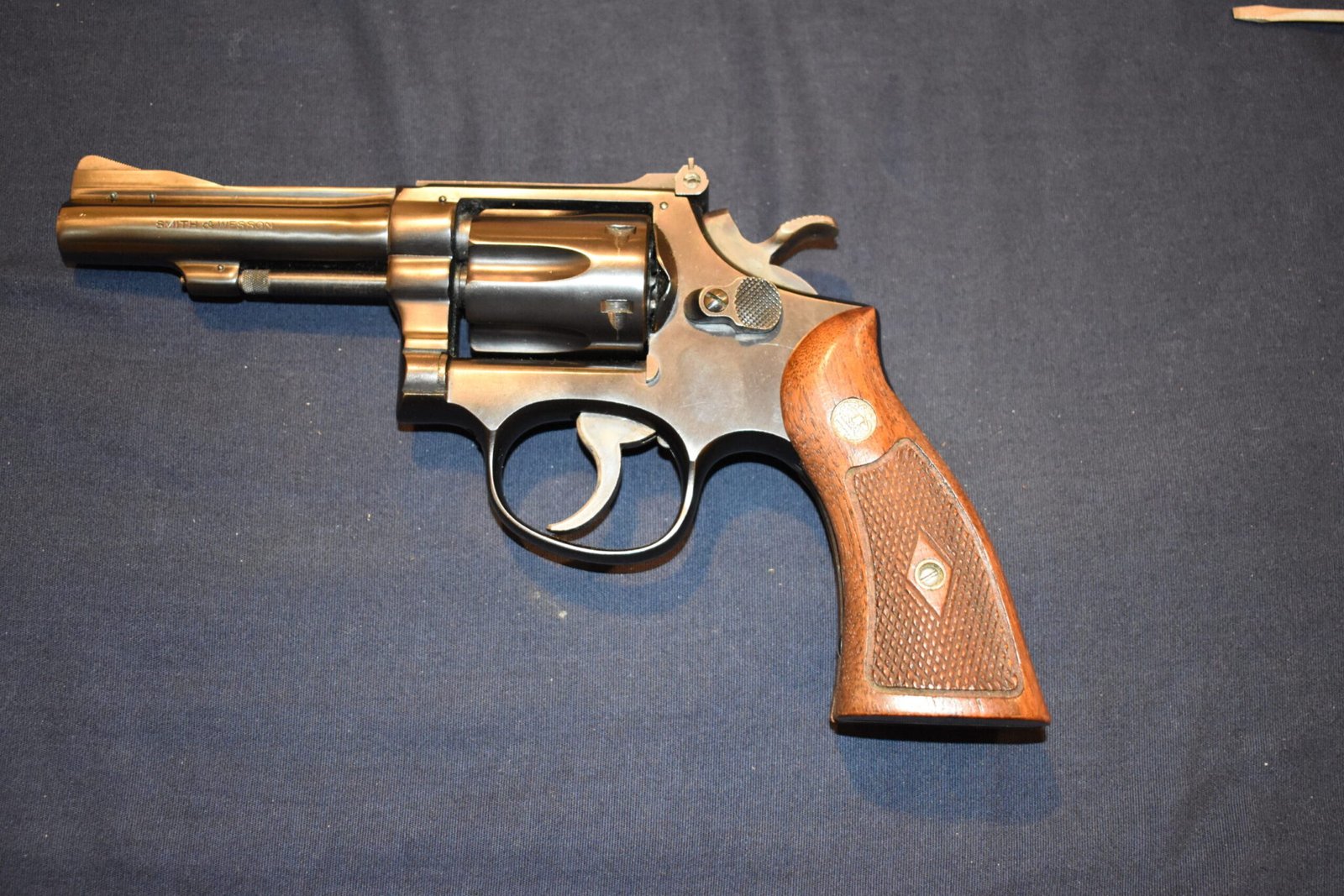 SMITH & WESSON K FRAME SQUARE BUTT FACTORY DIAMOND MAGNA GRIPS KDM8 - Image 4
