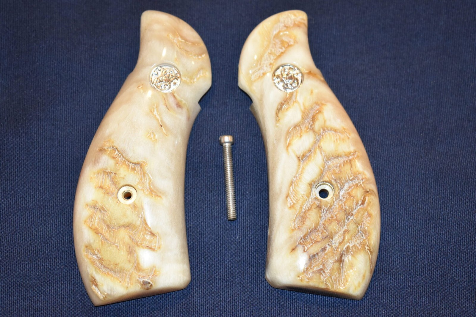 SMITH & WESSON K FRAME ROUND BUTT RAMS HORN GRIPS KRBRH3