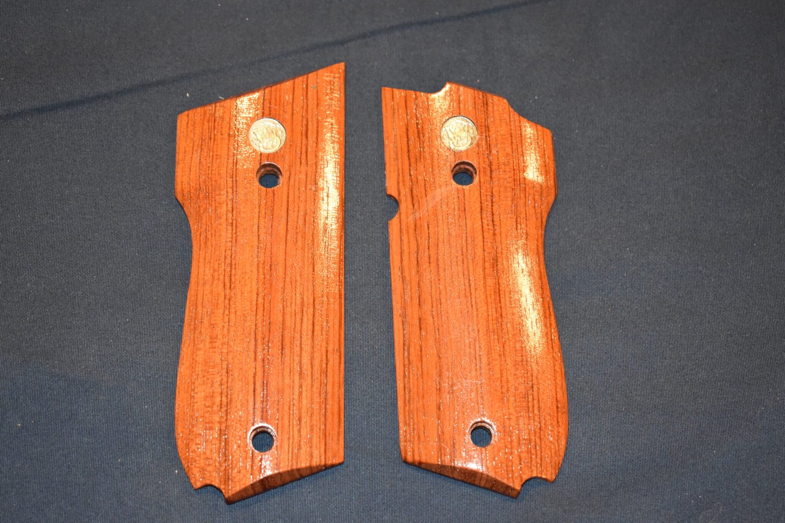 SMITH & WESSOM MODEL 39 / 52 FACTORY WOOD PRESENTATION GRIPS 39WP1