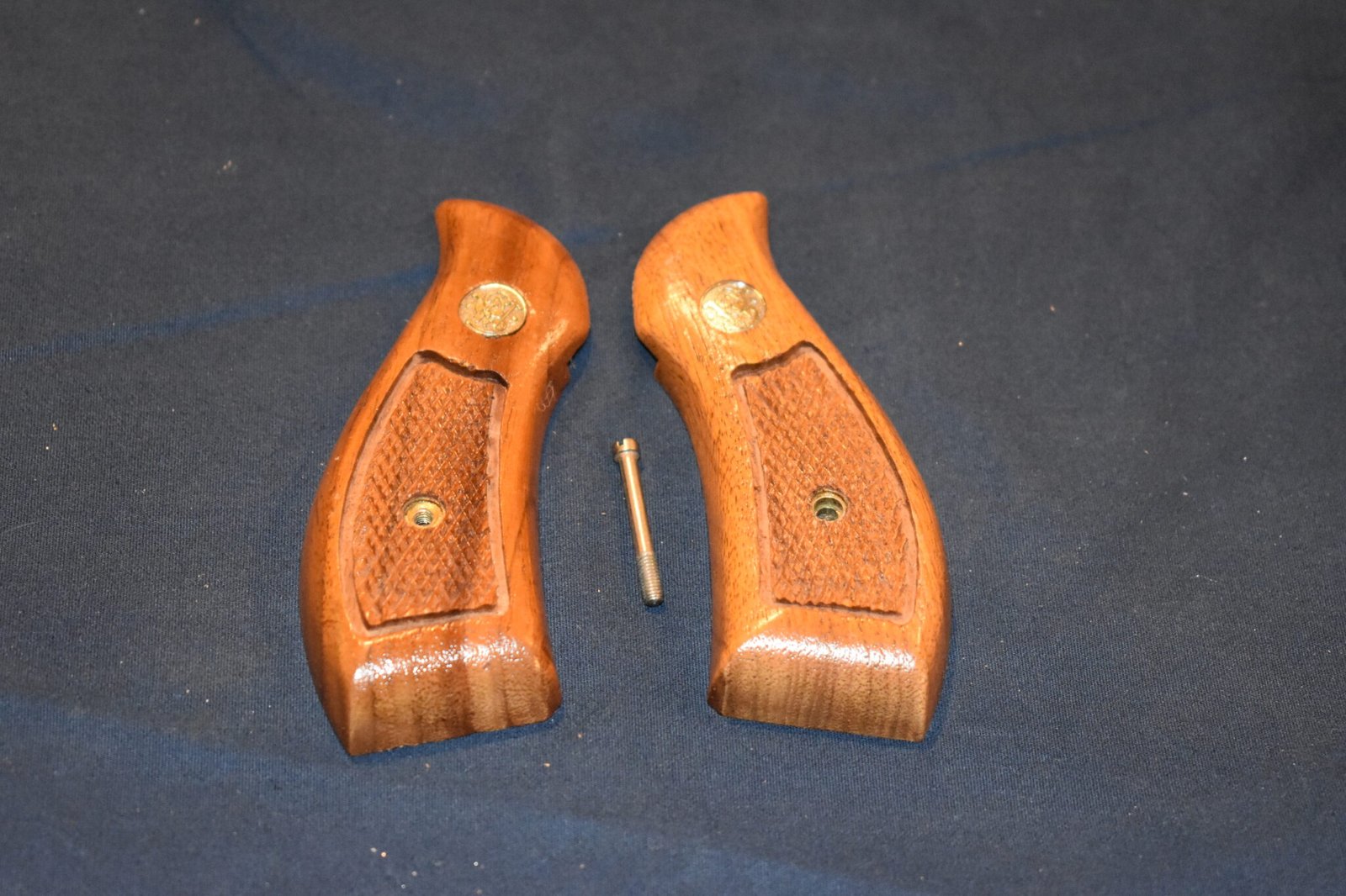SMITH & WESSON K FRAME SQUARE BUTT FACTORY MAGNA GRIPS KRBM10 - Image 2