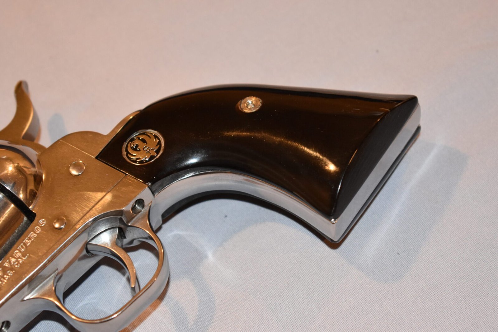 RUGER NEW VAQUERO SMOOTH BUFFALO HORN GRIPS RNVBH8 - Image 12