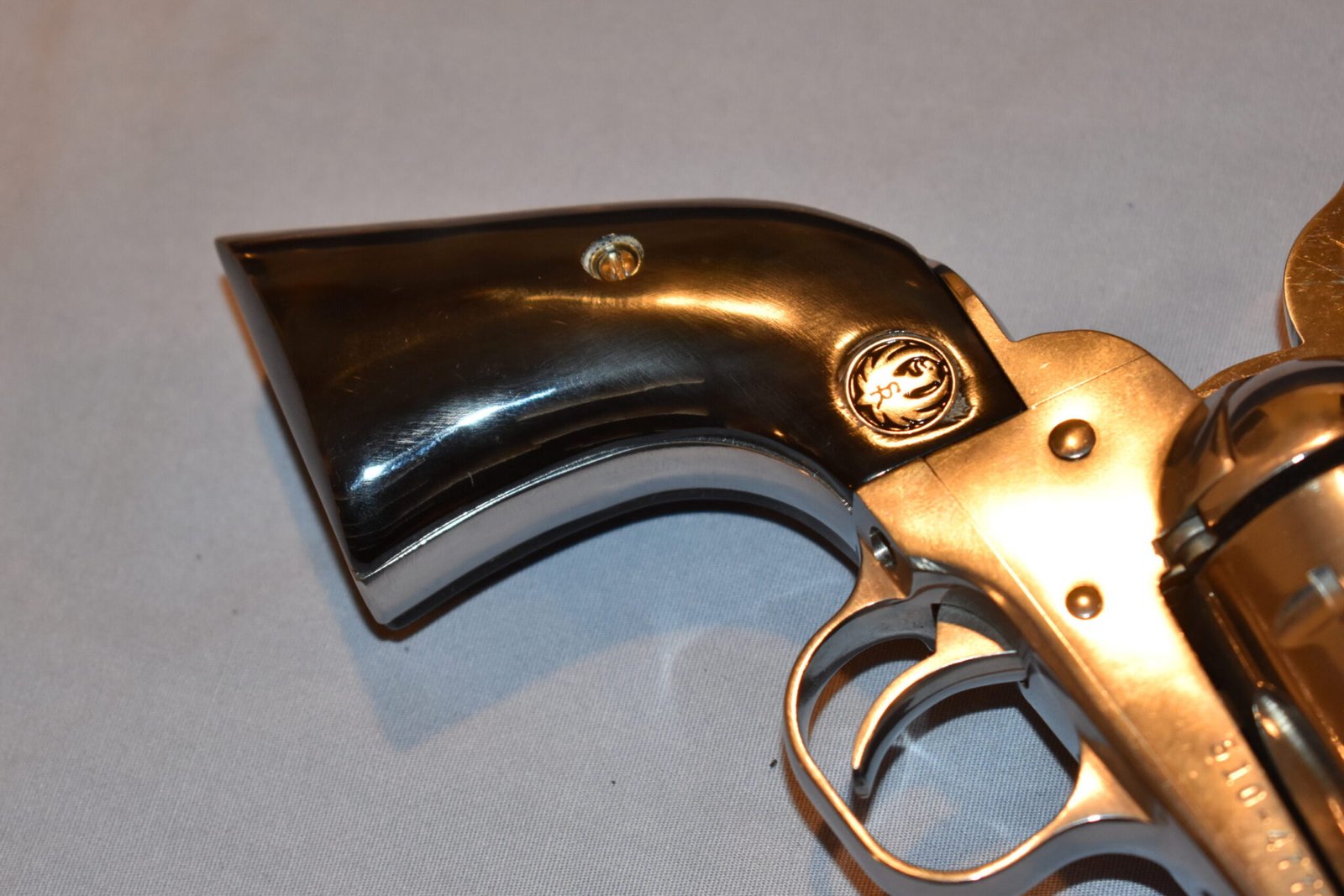 RUGER NEW VAQUERO SMOOTH BUFFALO HORN GRIPS RNVBH8 - Image 11