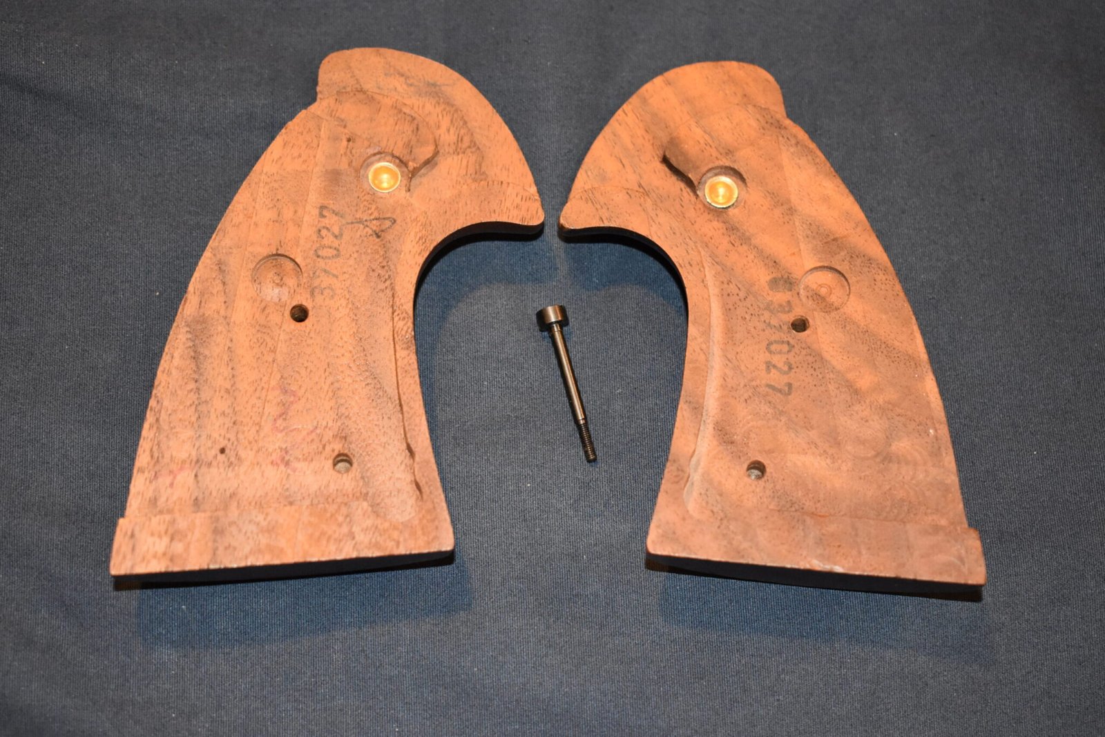 COLT FACTORY I FRAME TARGET GRIPS FOR A COLT PYTHON CPT6 - Image 3