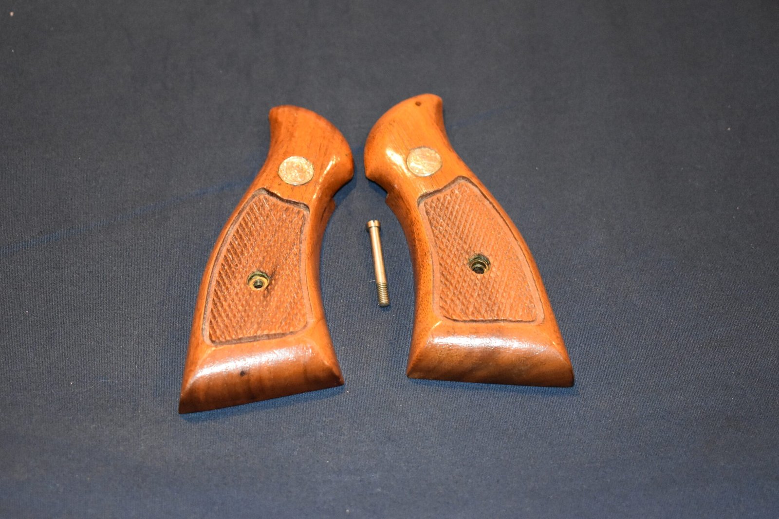 SMITH & WESSON K FRAME SQUARE BUTT FACTORY MAGNA GRIPS KSQPCM6 - Image 2