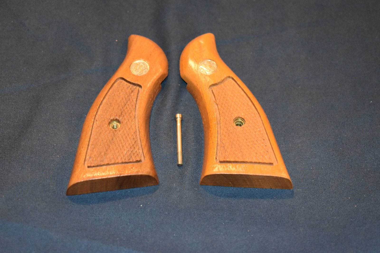 SMITH & WESSON K FRAME SQUARE BUTT MAGNA GRIPS KSQM12 - Image 2