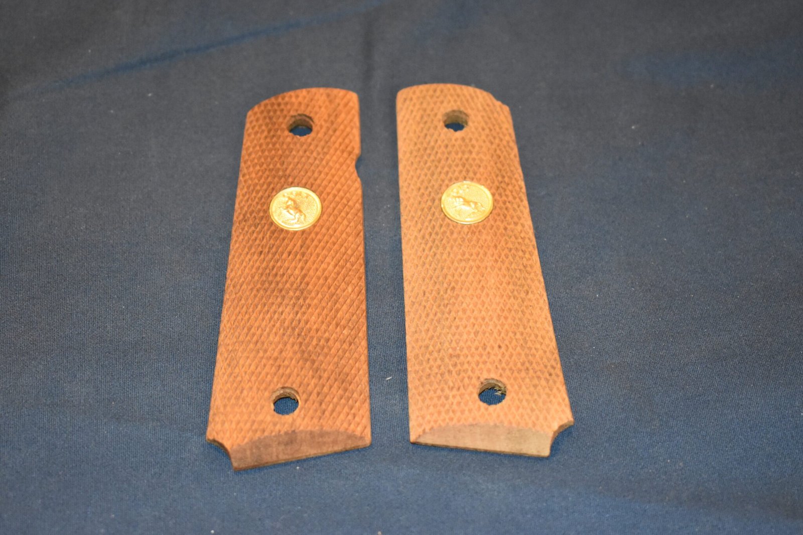 COLT 1911 CHECKERED WOOD GRIPS 1911W3 - Image 2