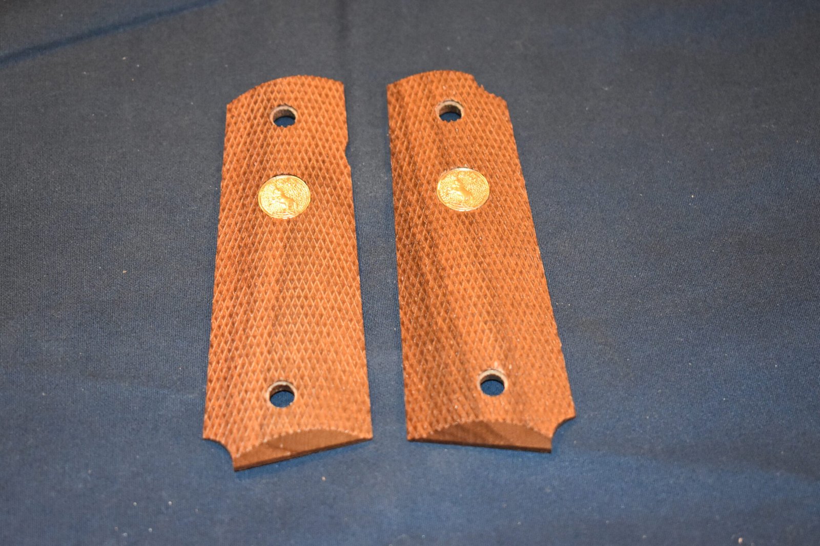 COLT 1911 CHECKERED WOOD GRIPS 1911W4 - Image 2