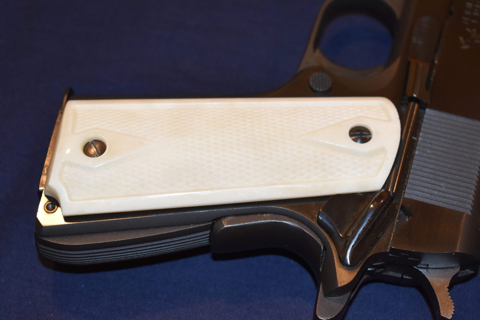 COLT 1911 CHECKERED BUFFALO BONE GRIPS 1911BB9 - Image 5