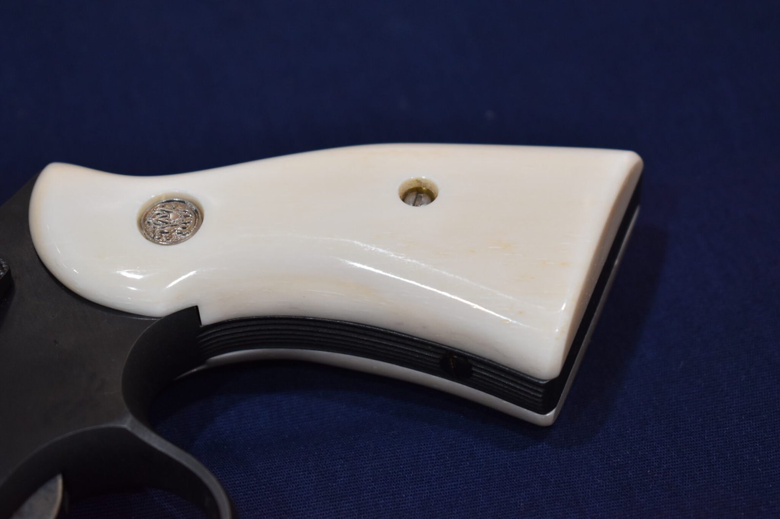 SMITH & WESSON N FRAME PREMIUM GRADE GIRAFFE BONE GRIPS SWNGB7 - Image 3