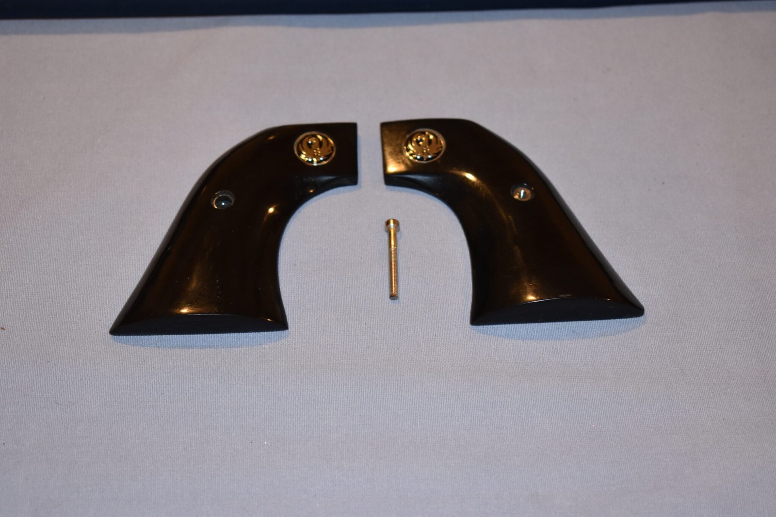 RUGER NEW MODEL BLACKHAWK OR OLD VAQUERO SMOOTH BUFFALO HORN GRIPS RBHBH16 - Image 2