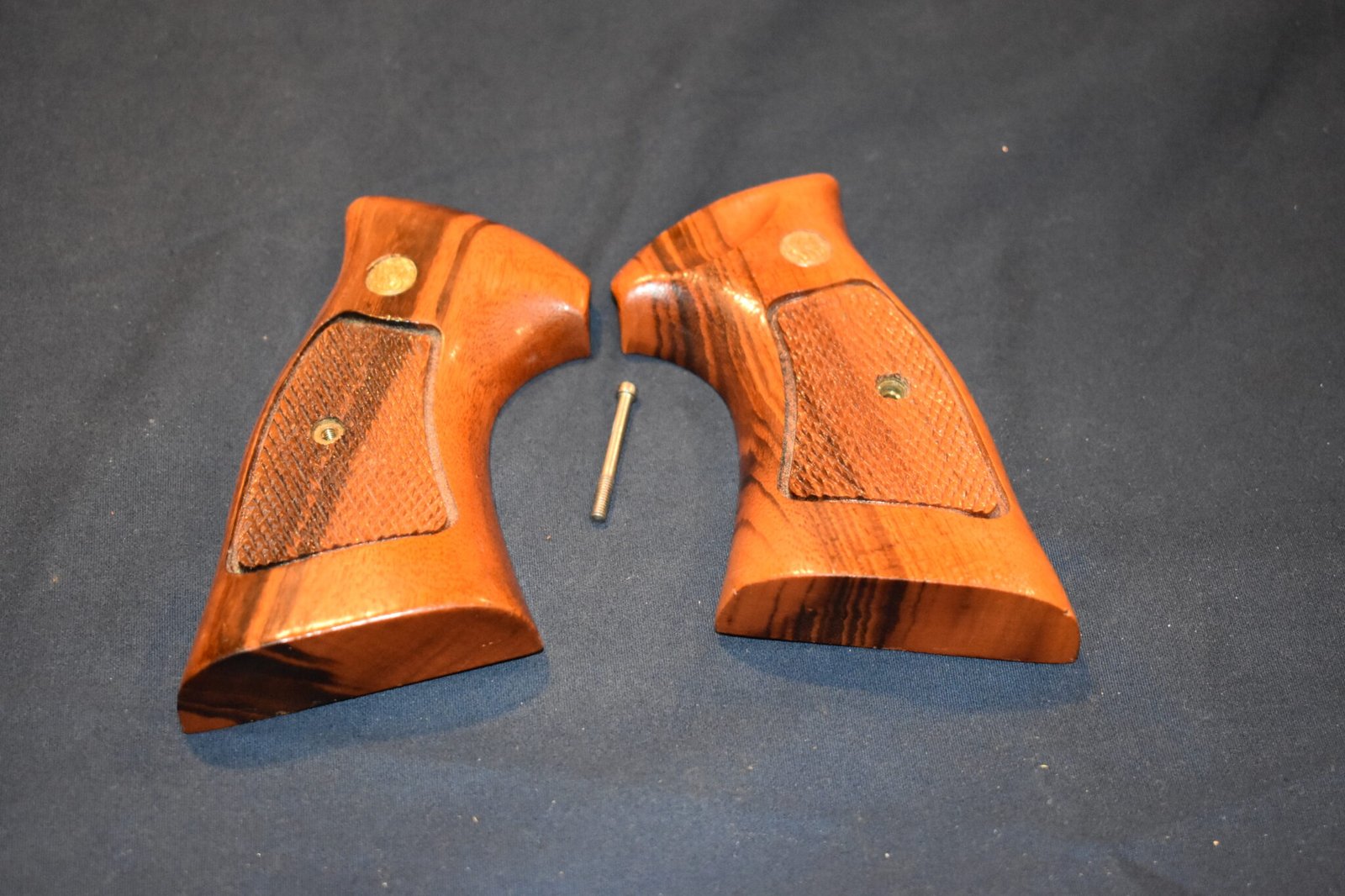 SMITH & WESSON FACTORY N FRAME TARGET GRIPS NT32 - Image 2