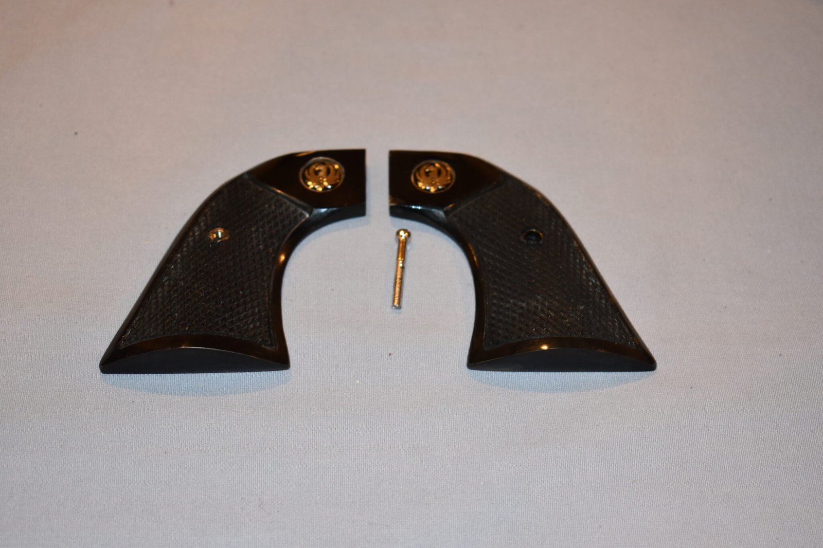 RUGER NEW MODEL BLACKHAWK OR OLD VAQUERO CHECKERED BUFFALO HORN GRIPS RBHBH18 - Image 2