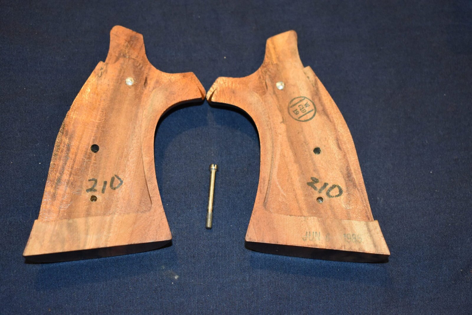 SMITH & WESSON K FRAME PRESENTATION TARGET GRIPS KPT15 - Image 3