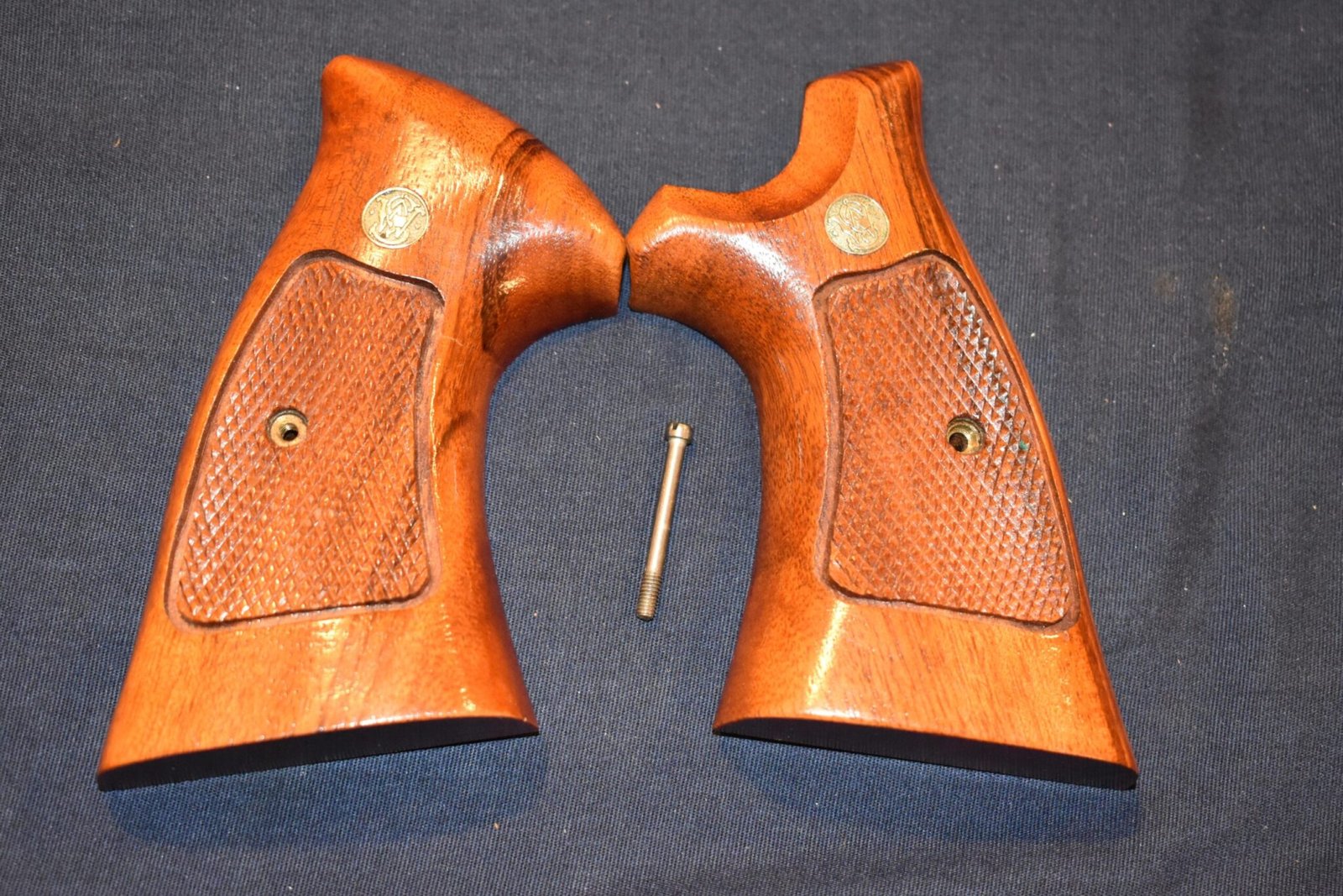 SMITH & WESSON FACTORY N FRAME TARGET GRIPS NT44