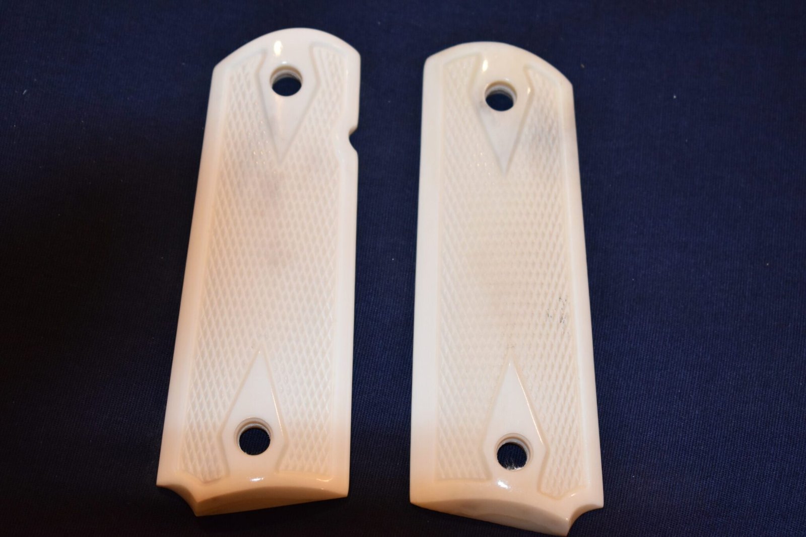 COLT 1911 CHECKERED BUFFALO BONE GRIPS 1911BB8 - Image 2