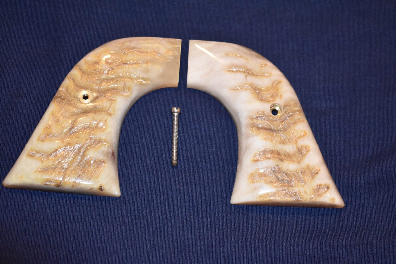 RUGER BLACKHAWK / VAQUERO PREMIUM GRADE RAMS HORN GRIPS RBHRH7