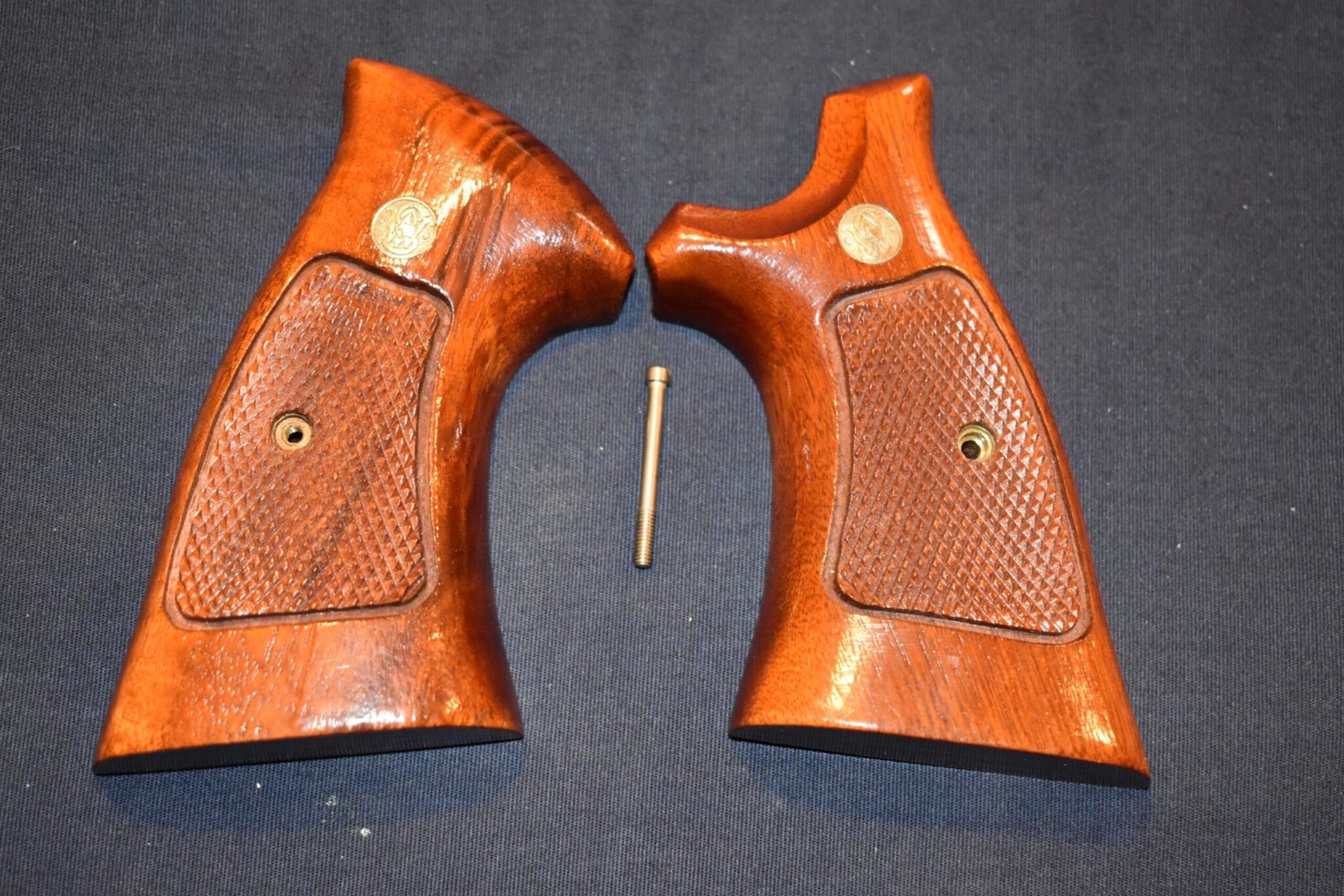 SMITH & WESSON FACTORY N FRAME TARGET GRIPS NT47