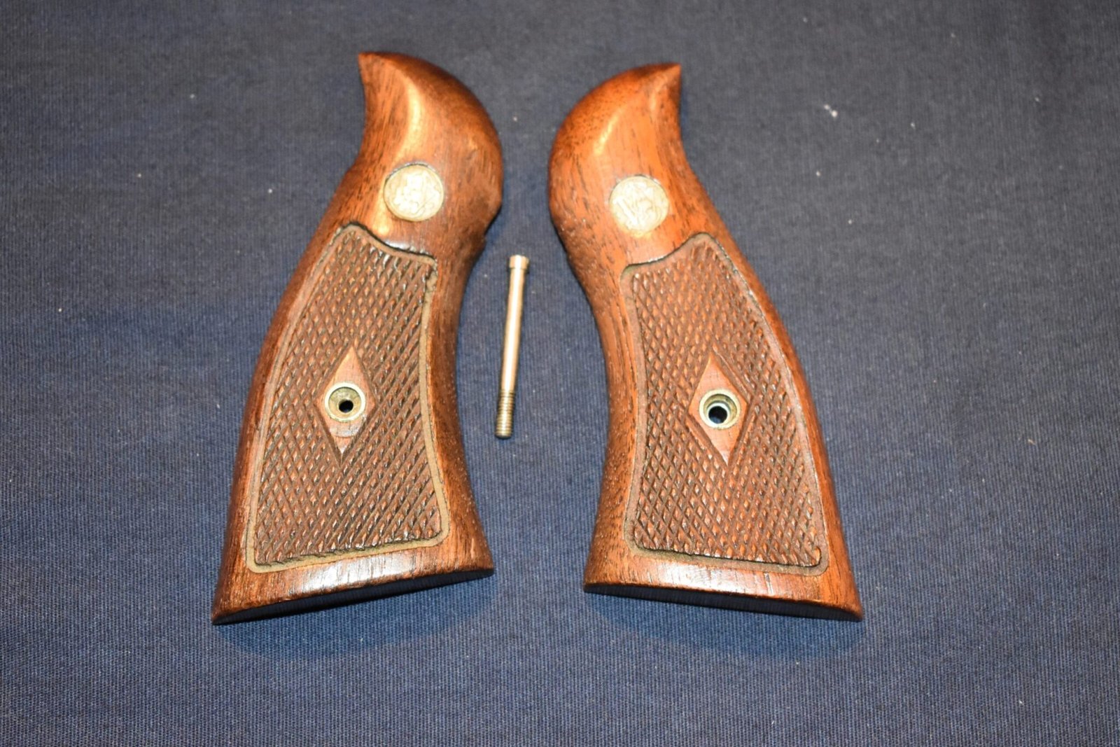 SMITH & WESSON K FRAME SQUARE BUTT FACTORY DIAMOND MAGNA GRIPS KDM8