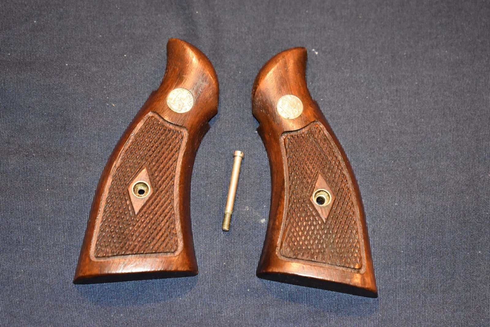 SMITH & WESSON K FRAME SQUARE BUTT FACTORY DIAMOND MAGNA GRIPS KDM9