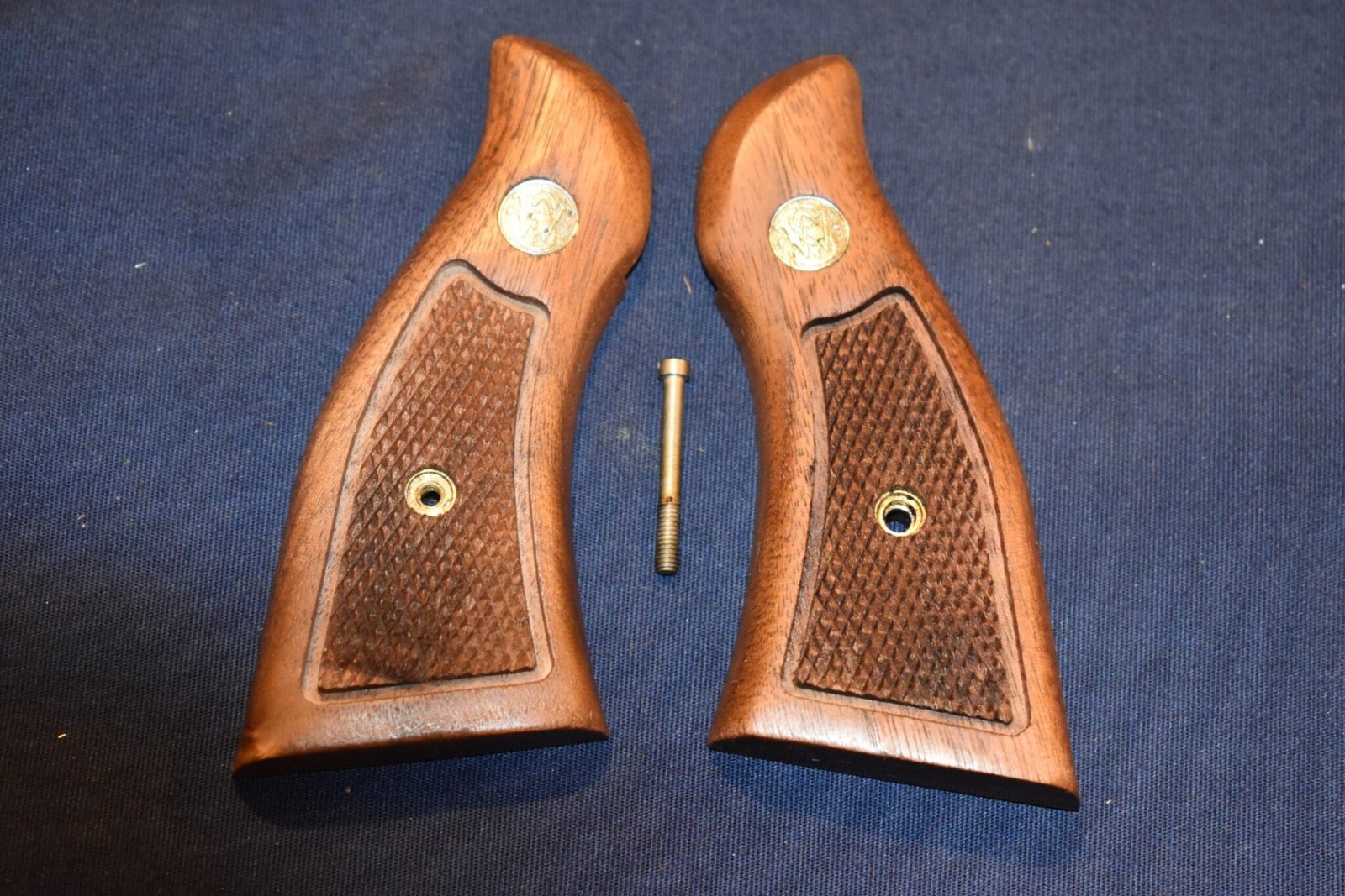 SMITH & WESSON K FRAME SQUARE BUTT MAGNA GRIPS KSQM6