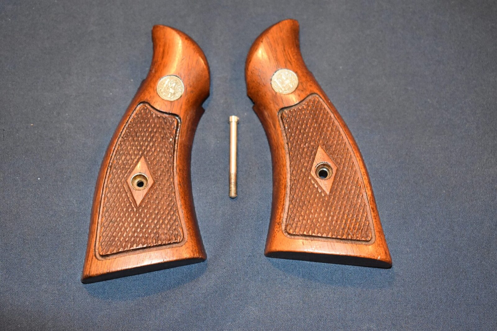 SMITH & WESSON K FRAME SQUARE BUTT FACTORY DIAMOND MAGNA GRIPS KDM10