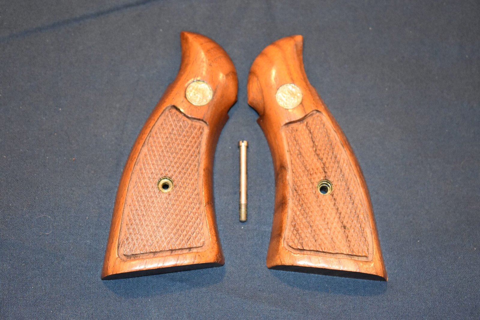 SMITH & WESSON K FRAME SQUARE BUTT MAGNA GRIPS KSQM11