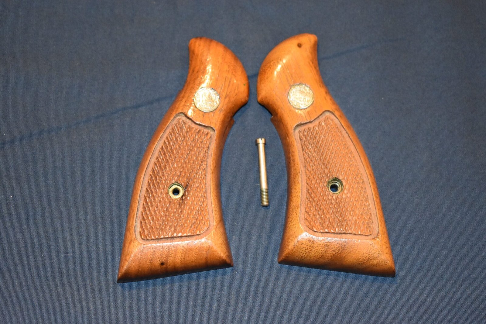 SMITH & WESSON K FRAME SQUARE BUTT FACTORY MAGNA GRIPS KSQPCM6