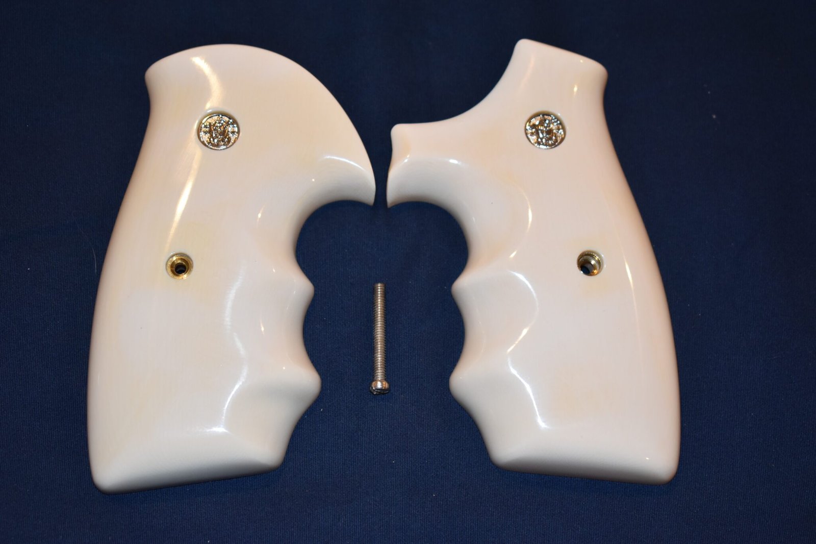 SMITH & WESSON K FRAME SQUARE BUTT IVORY COMBAT GRIPS KSQIC1 "OHIO SALES ONLY"