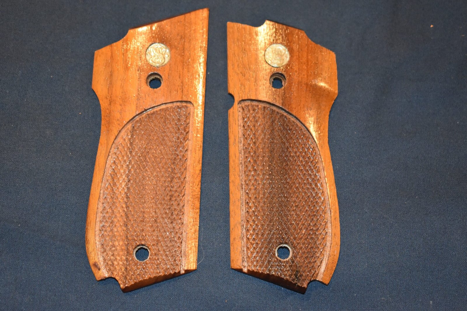 SMITH & WESSOM MODEL 39 / 52 FACTORY WOOD GRIPS 39W1
