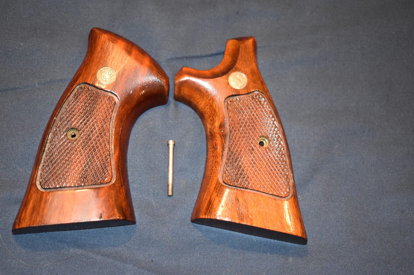 SMITH & WESSON FACTORY N FRAME TARGET GRIPS NT57