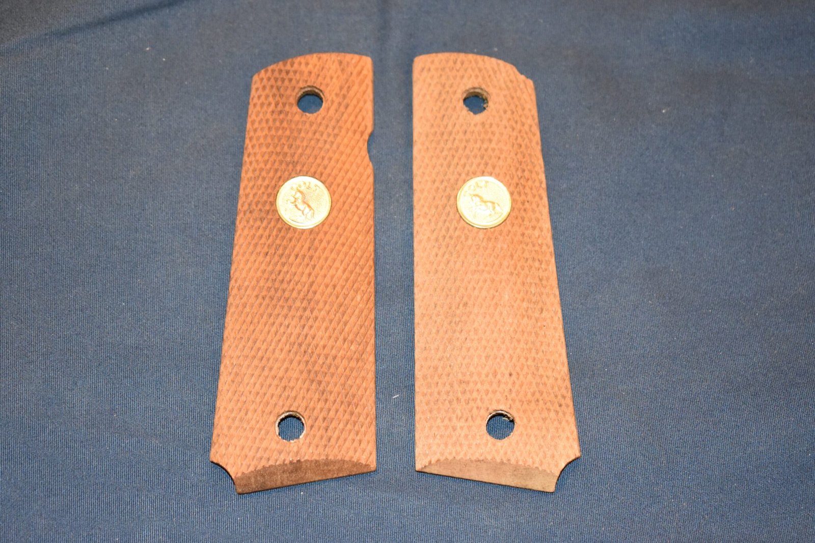 COLT 1911 CHECKERED WOOD GRIPS 1911W3