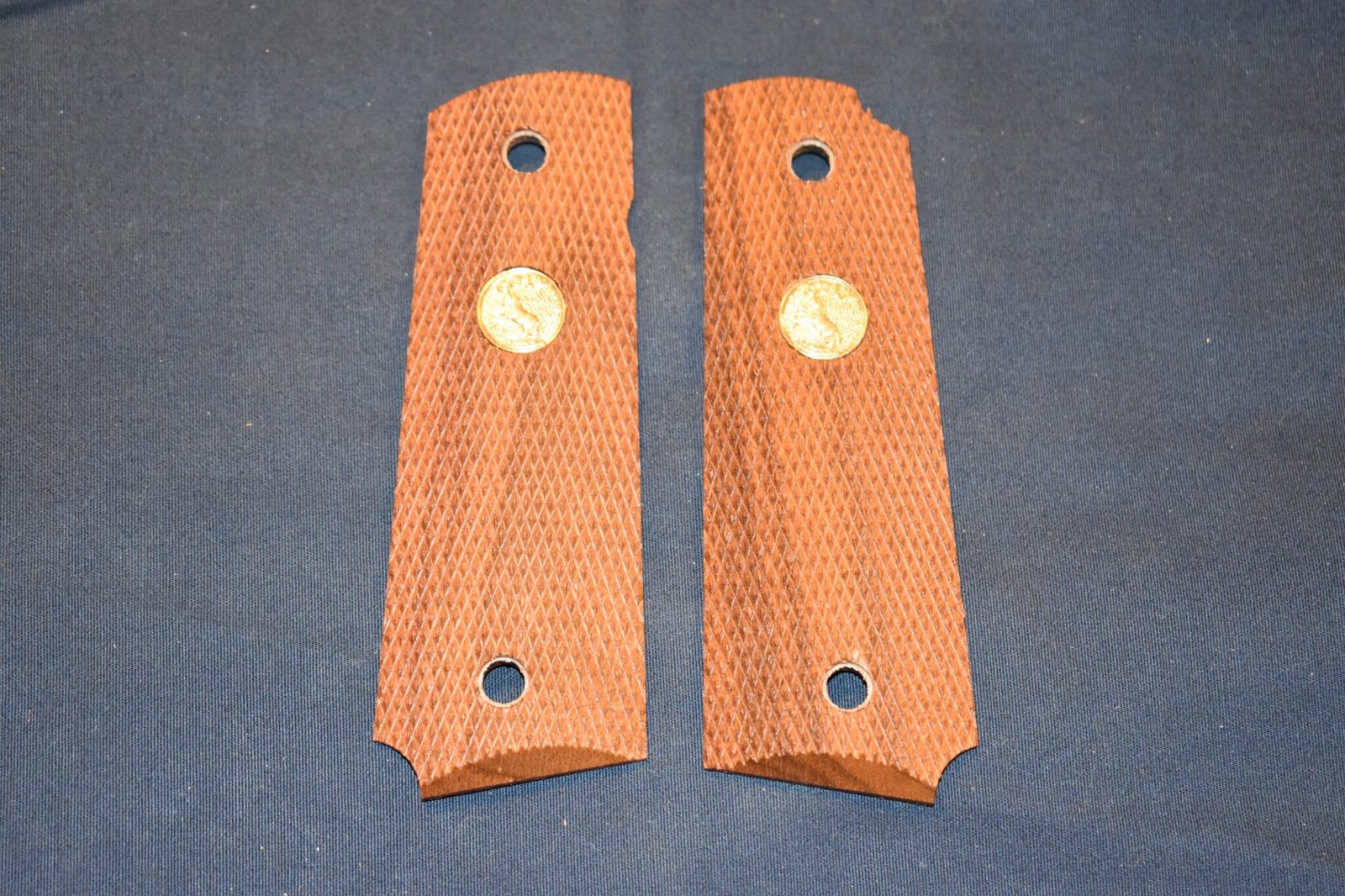 COLT 1911 CHECKERED WOOD GRIPS 1911W4