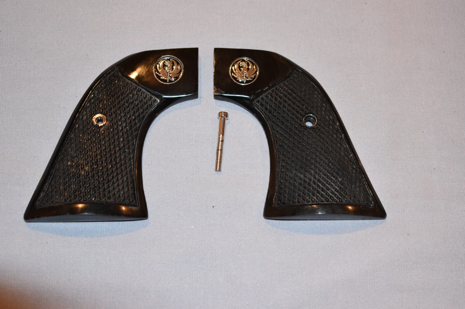 RUGER NEW MODEL BLACKHAWK OR OLD VAQUERO CHECKERED BUFFALO HORN GRIPS RBHBH18
