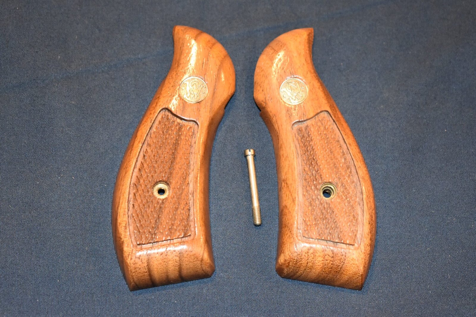 SMITH & WESSON K FRAME SQUARE BUTT FACTORY MAGNA GRIPS KRBM9