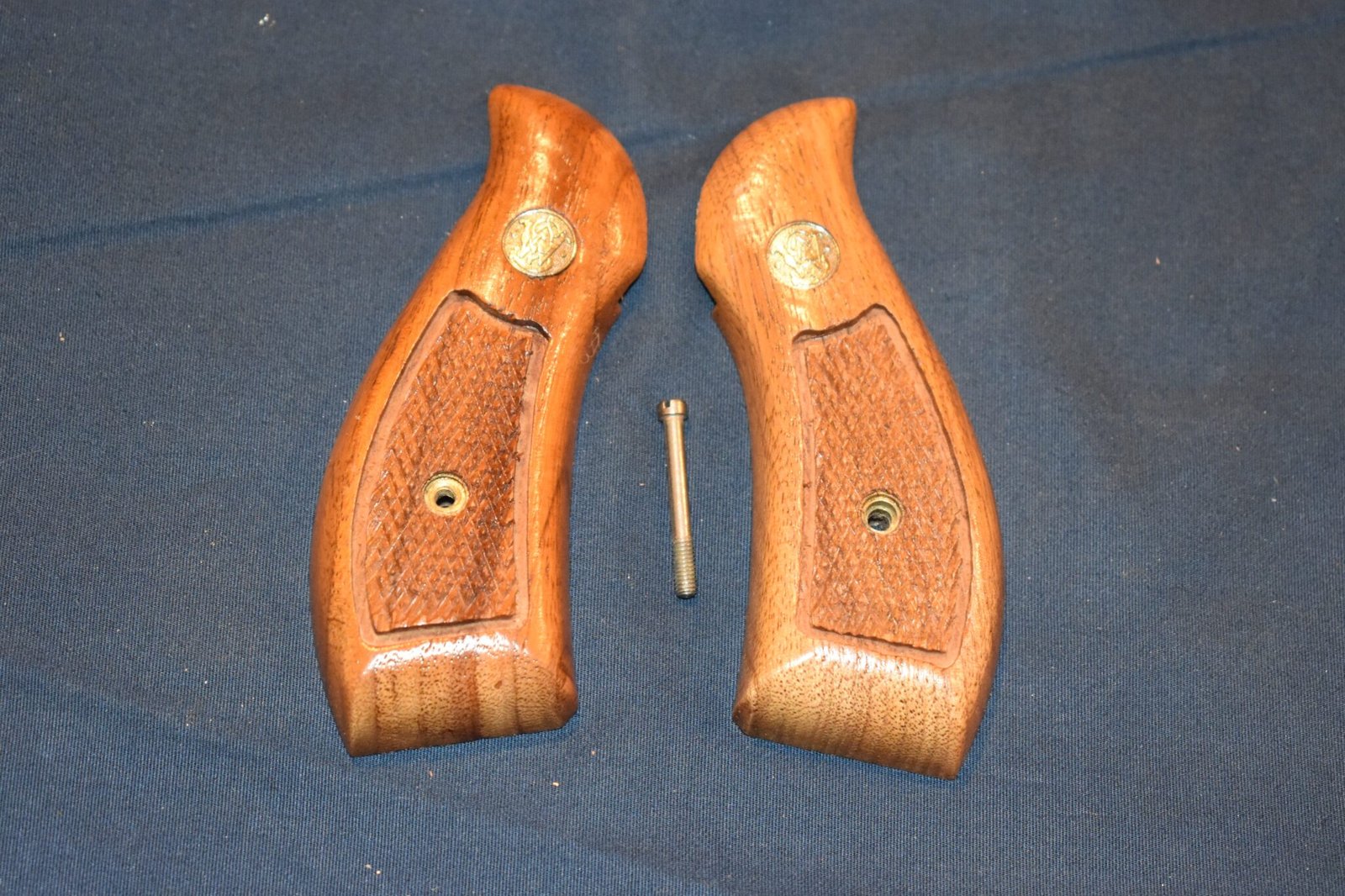 SMITH & WESSON K FRAME SQUARE BUTT FACTORY MAGNA GRIPS KRBM10