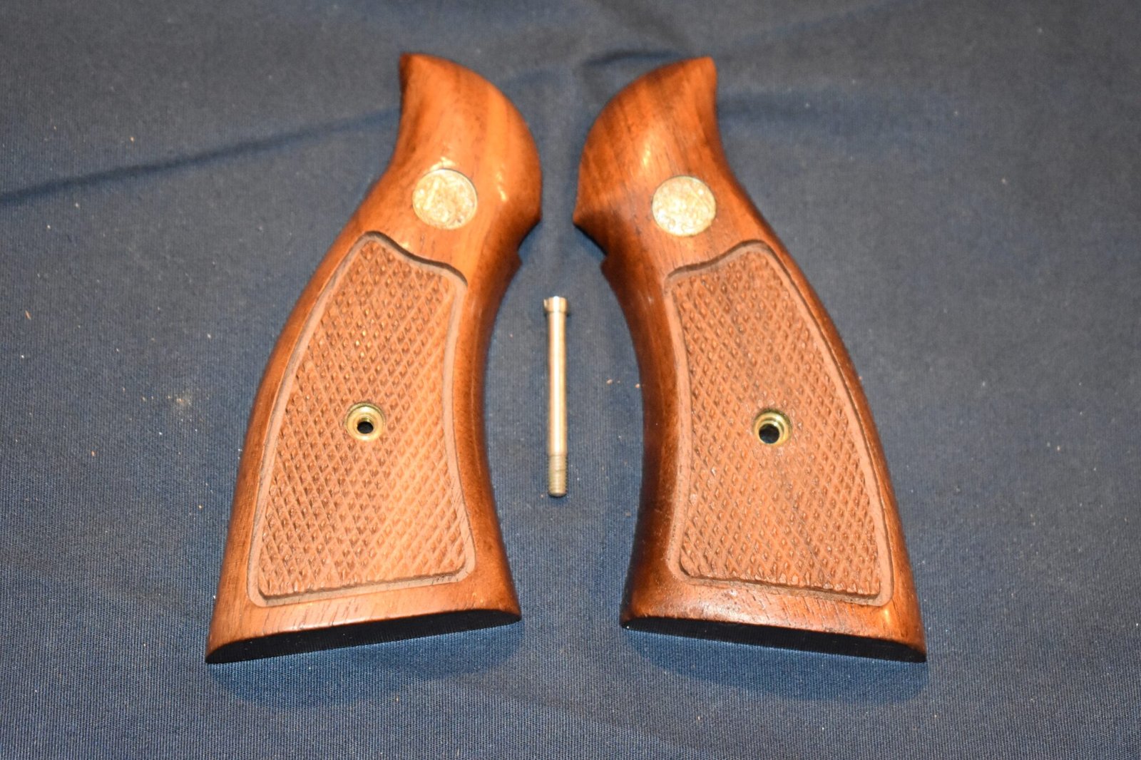 SMITH & WESSON K FRAME SQUARE BUTT MAGNA GRIPS KSQM13