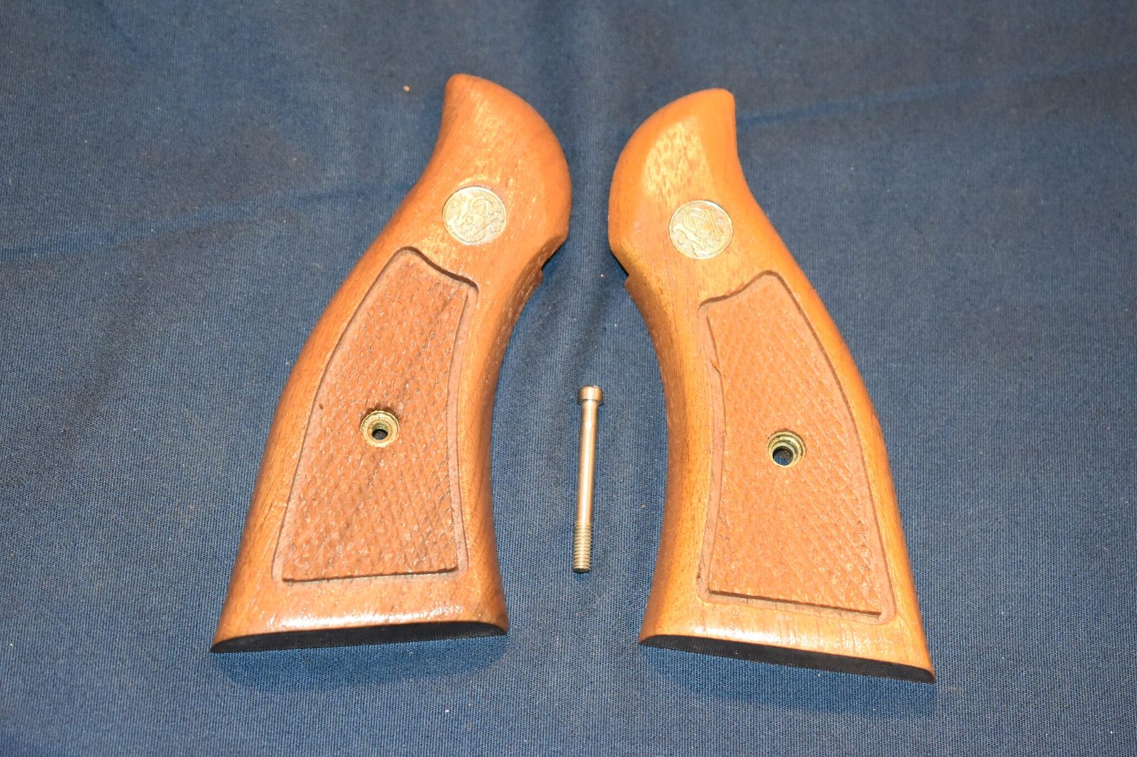 SMITH & WESSON K FRAME SQUARE BUTT MAGNA GRIPS KSQM12