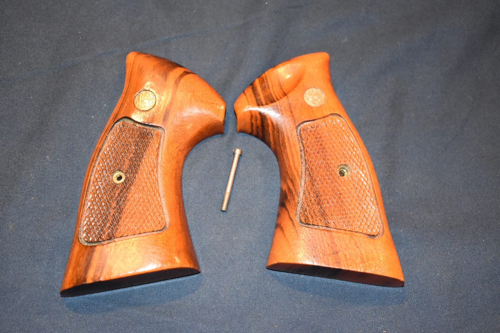 SMITH & WESSON FACTORY N FRAME TARGET GRIPS NT32