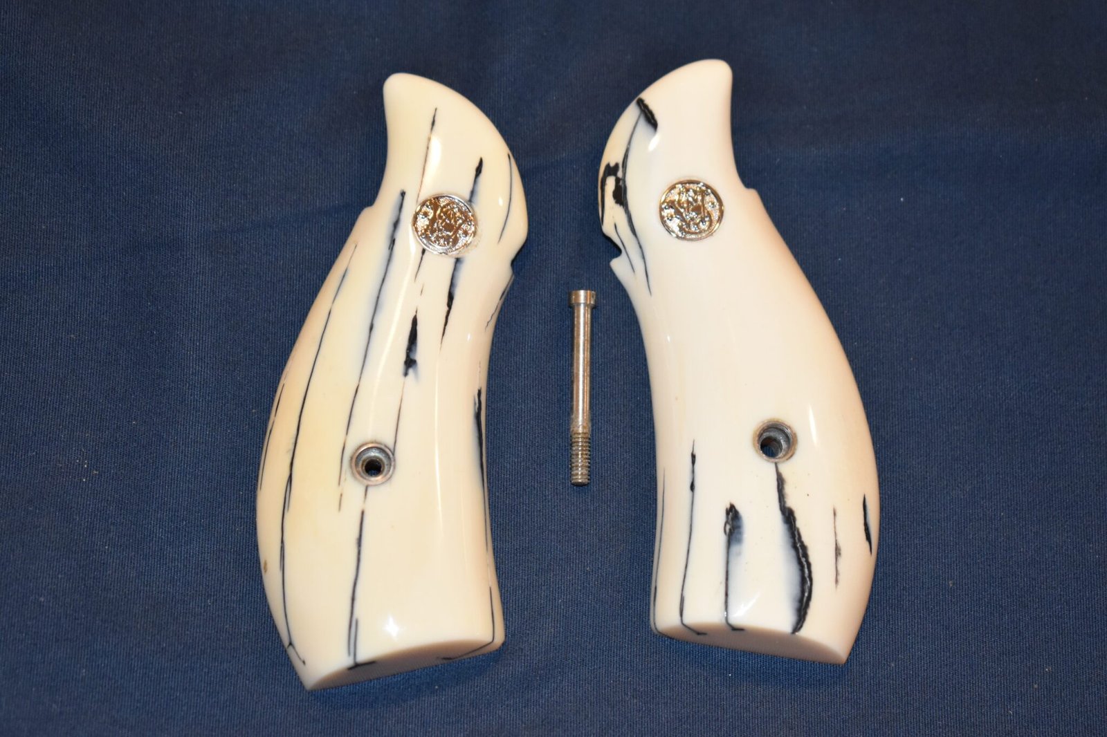 SMITH & WESSON K OR L FRAME ROUND BUTT HIPPO TOOTH GRIPS KRBHT1