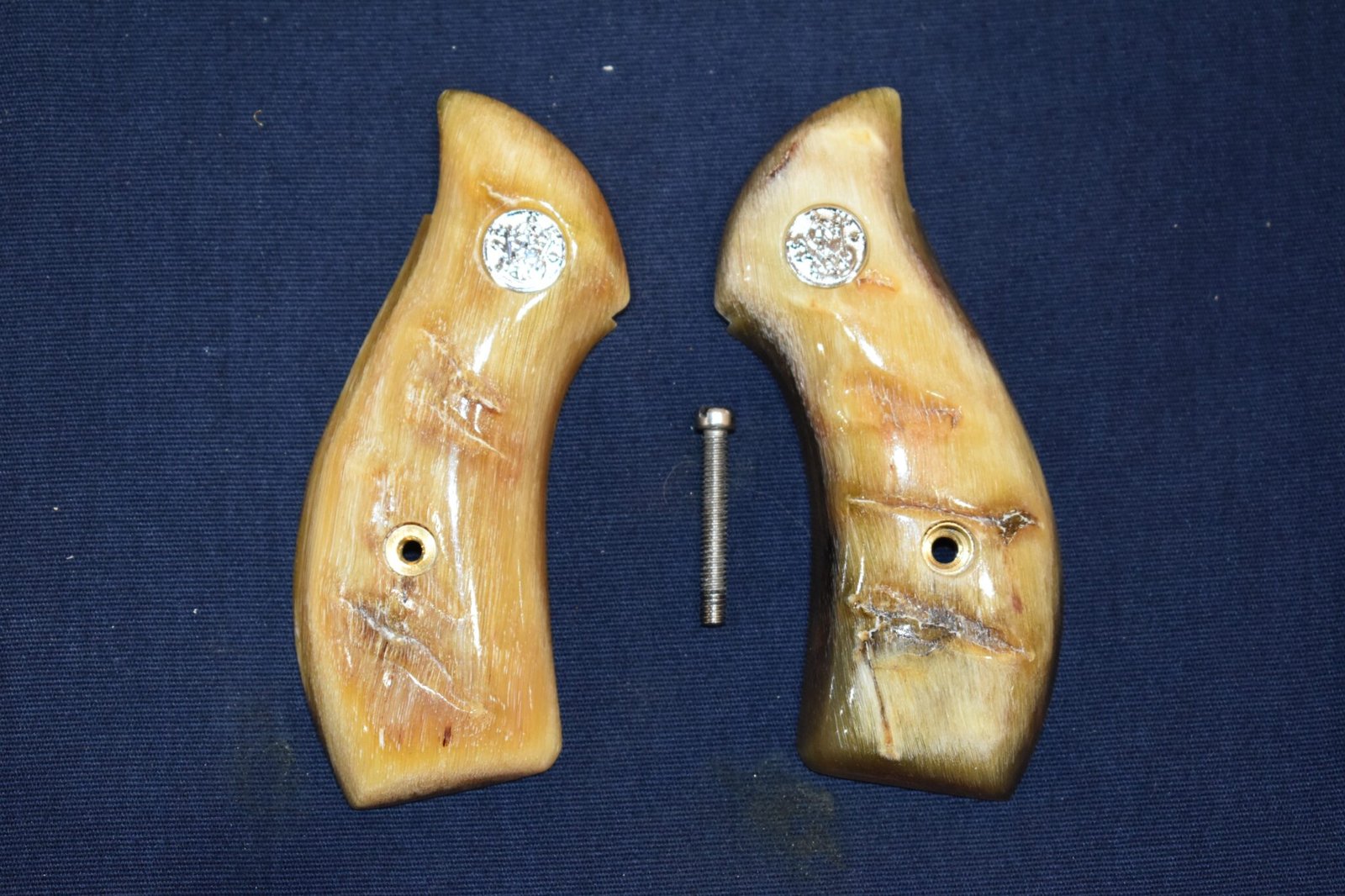 SMITH & WESSON J FRAME ROUND BUTT PREMIUM GRADE RAMS HORN GRIPS JRH9