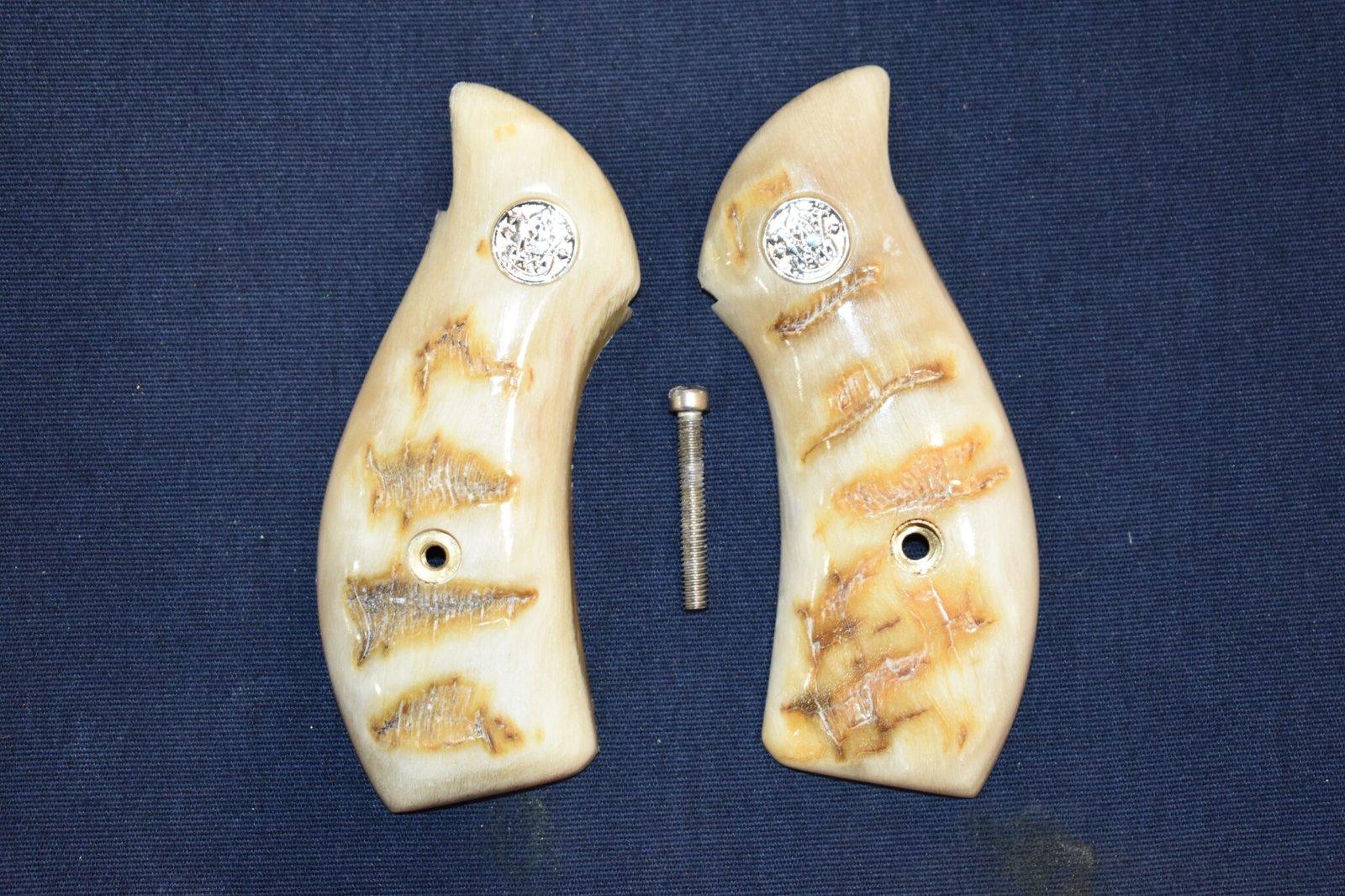 SMITH & WESSON J FRAME ROUND BUTT PREMIUM GRADE RAMS HORN GRIPS JRH10