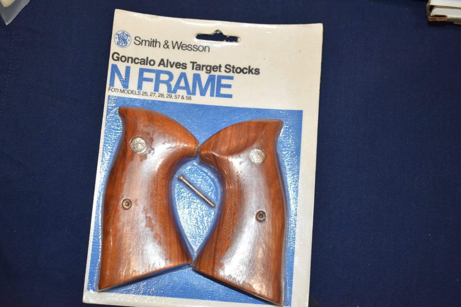 SMITH & WESSON FACTORY N FRAME PRESENTATION TARGET GRIPS NEW IN THE PACKAGE NT40