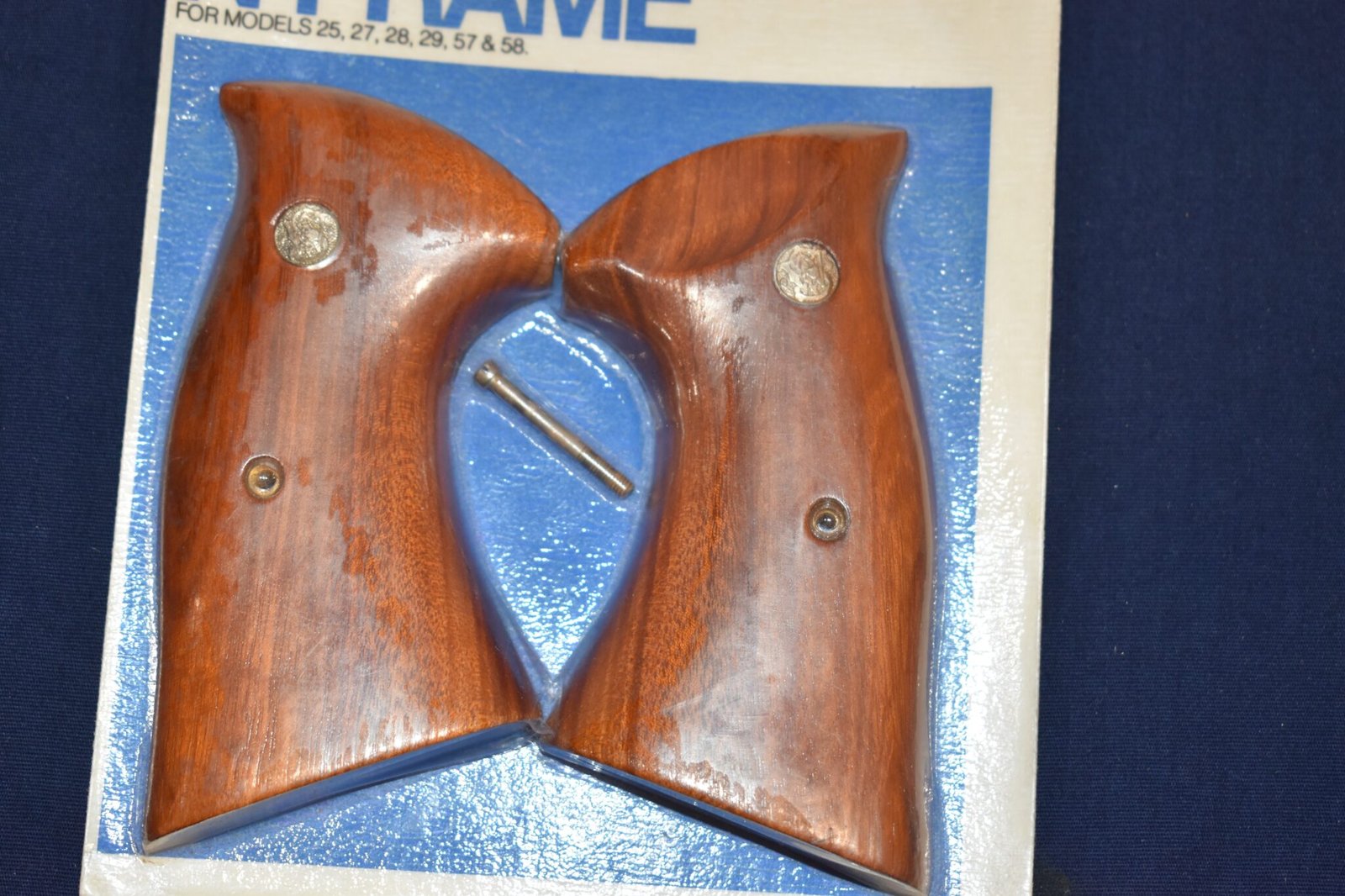 SMITH & WESSON FACTORY N FRAME PRESENTATION TARGET GRIPS NEW IN THE PACKAGE NT40 - Image 2