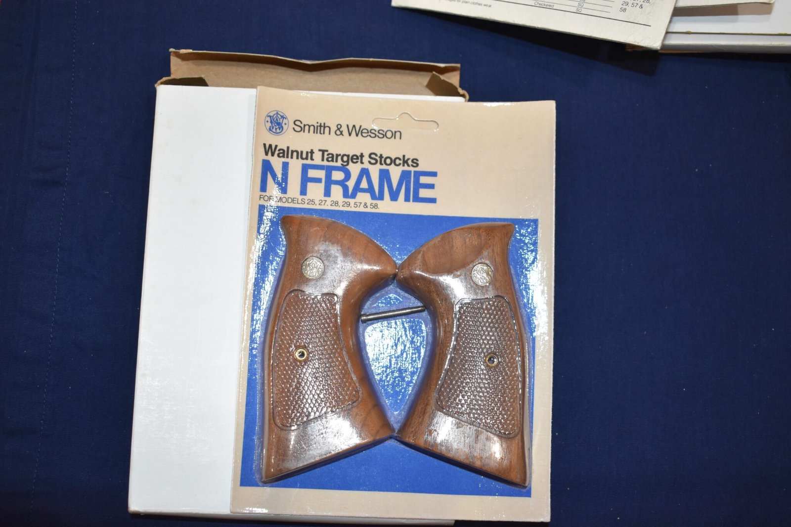 SMITH & WESSON FACTORY N FRAME TARGET GRIPS NEW IN THE PACKAGE NT39