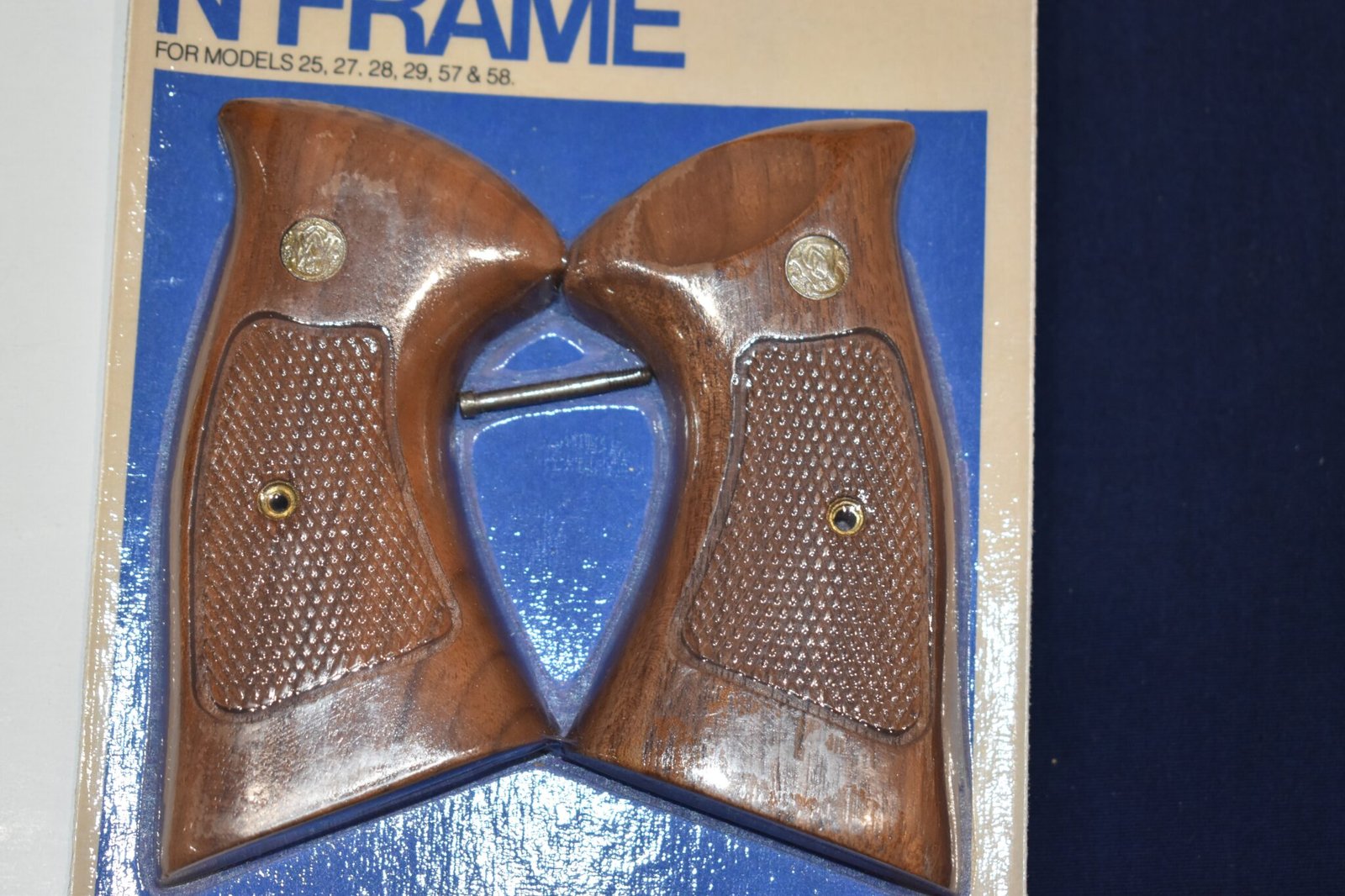 SMITH & WESSON FACTORY N FRAME TARGET GRIPS NEW IN THE PACKAGE NT39 - Image 2