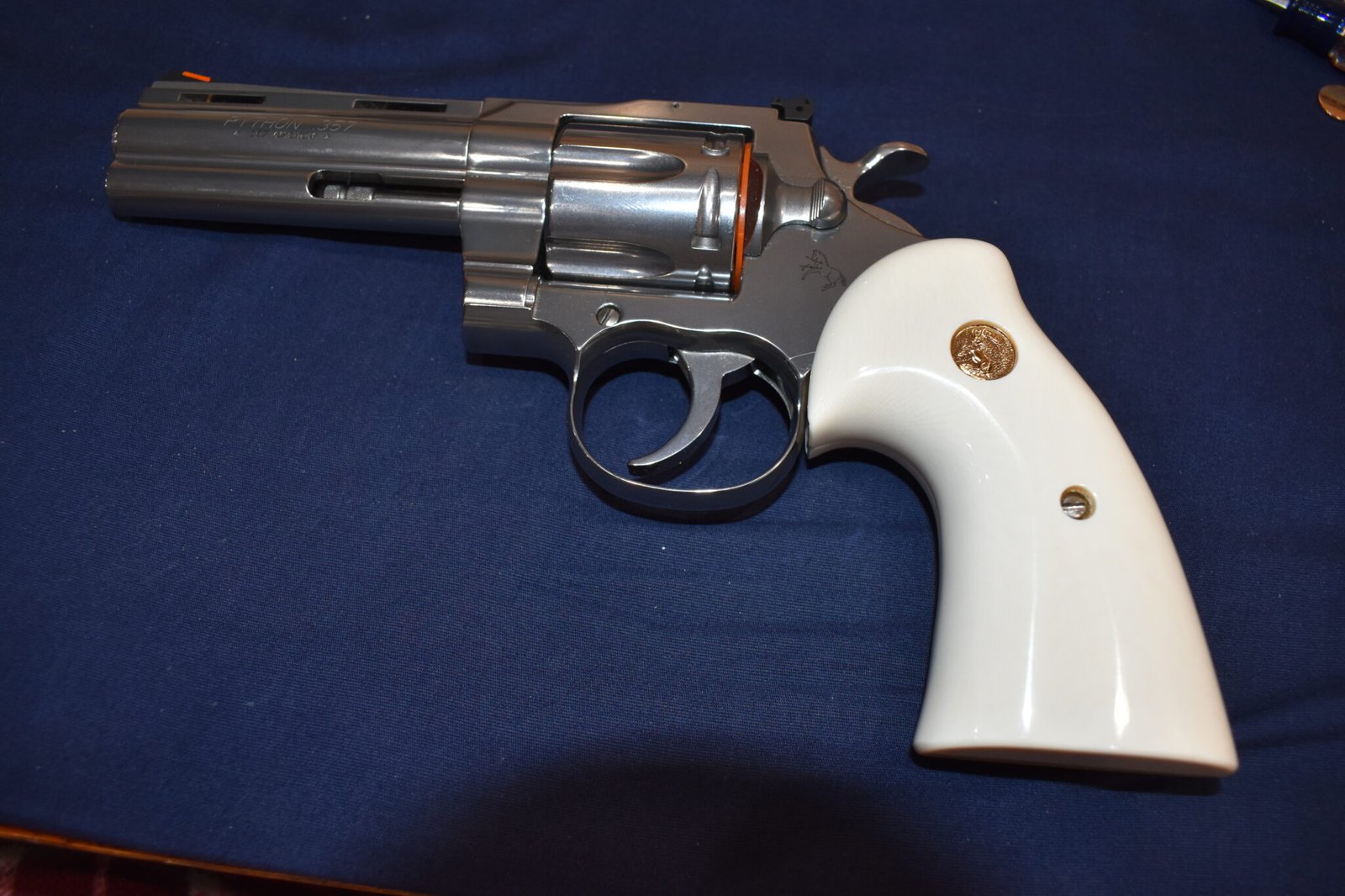 COLT I FRAME IVORY TARGET GRIPS FOR A COLT PYTHON CPIT1 - Image 4
