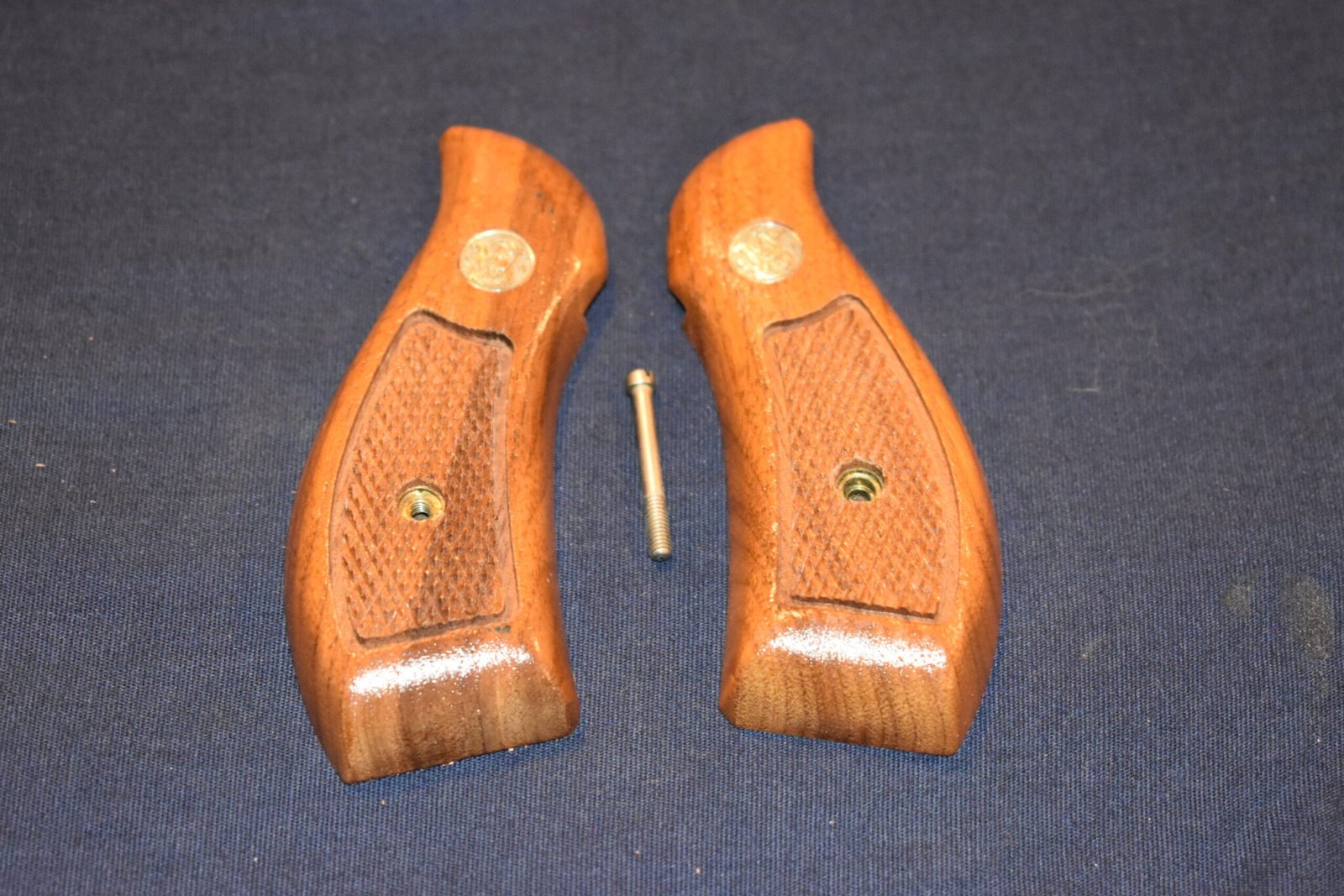 SMITH & WESSON K FRAME SQUARE BUTT FACTORY MAGNA GRIPS KRBM8 - Image 2